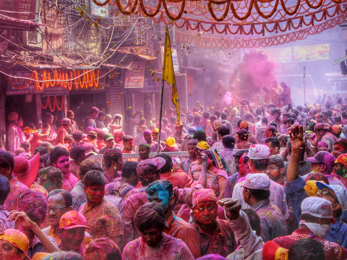 होली 2025: रंगों के त्योहार को और भी खास बनाने वाले नाम, परंपराएँ और रीति-रिवाज